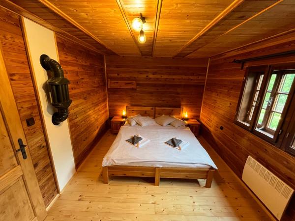 Elsa Chalupa, Κράτηση Ξενοδοχείο Kunvald Eagle Mountains