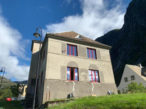 Fjordshelter dorm, Κράτηση  Tveit Vestland