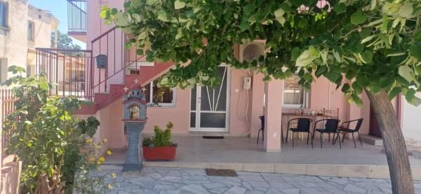 Villa Mpou, Κράτηση  Ávdhira Thrace