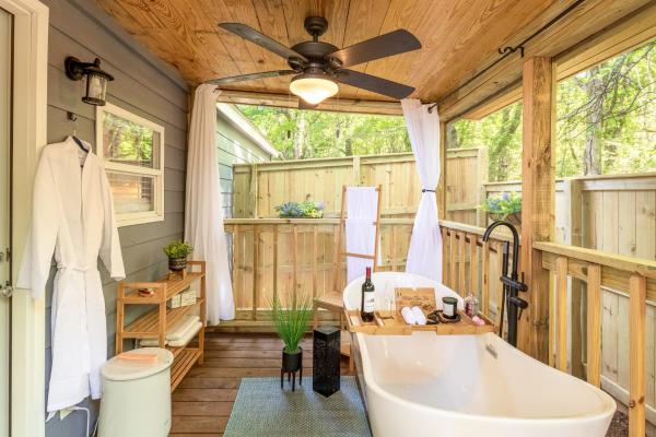 The Small Modern Villa Outdoor Tub-Unit B, Κράτηση  Madison Αλαμπάμα