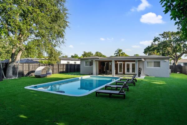 Tropical 4BR Villa with Pool, BBQ & Mini Golf Fun, Κράτηση  Gold Coast Heliport Φλόριντα