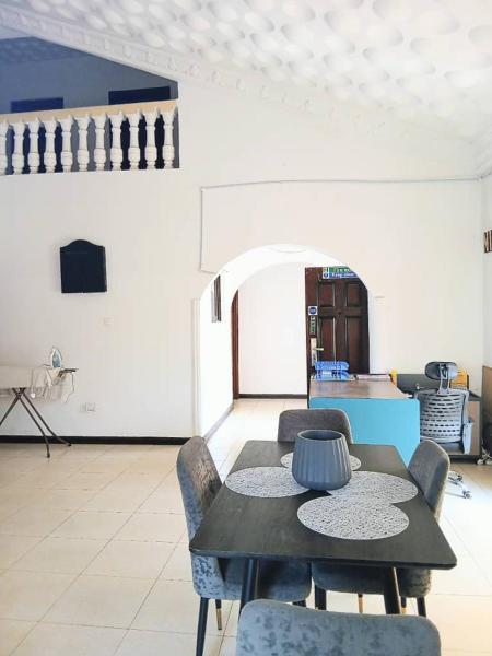 Nicole\s Lodge, Κράτηση  Taifa Greater Accra